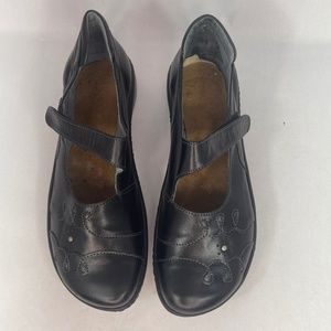 Naot black leather women's slip on round toe Mary Jane flats women’s 11